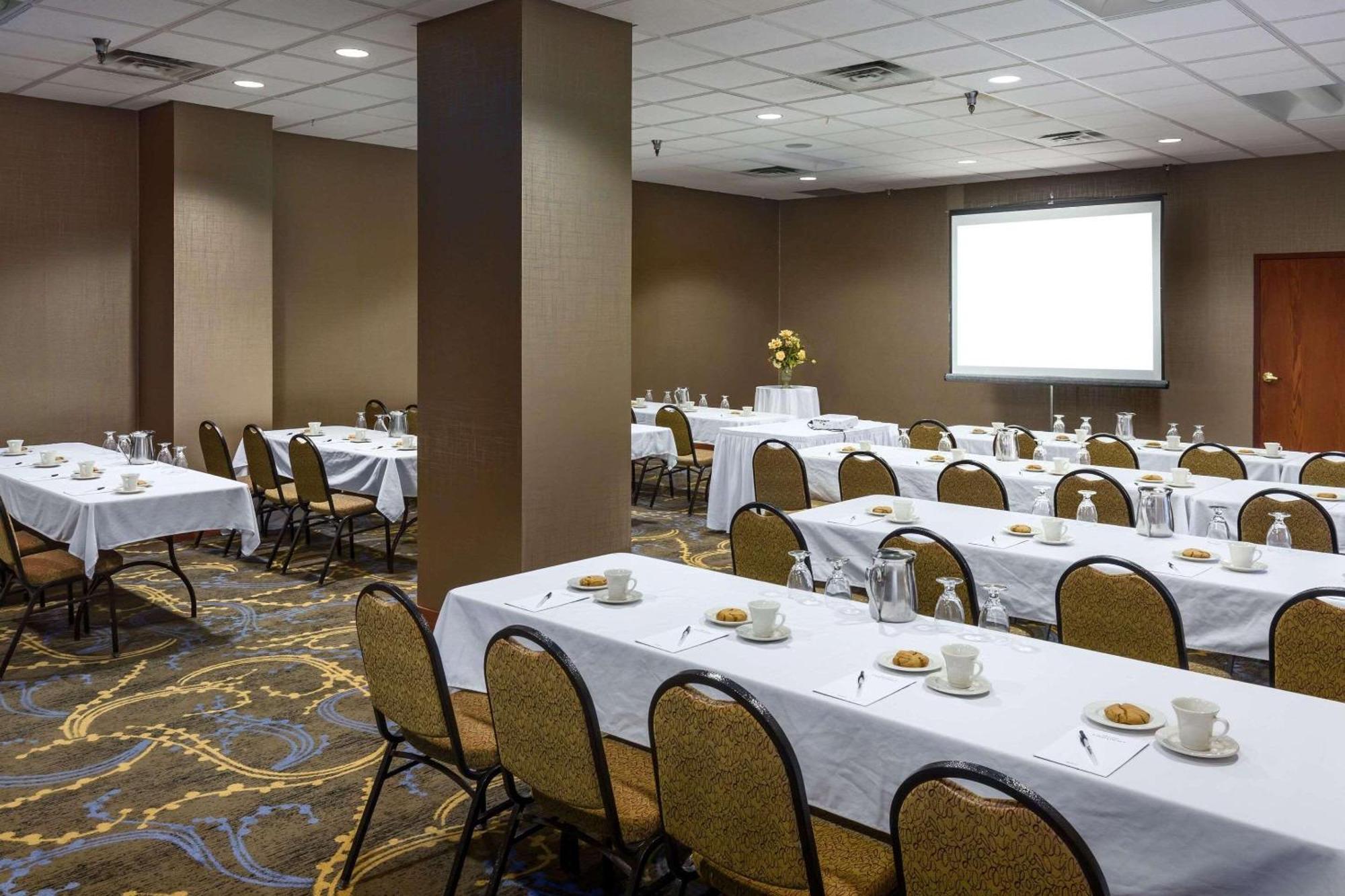 Radisson Hotel ביסמרק מראה חיצוני תמונה